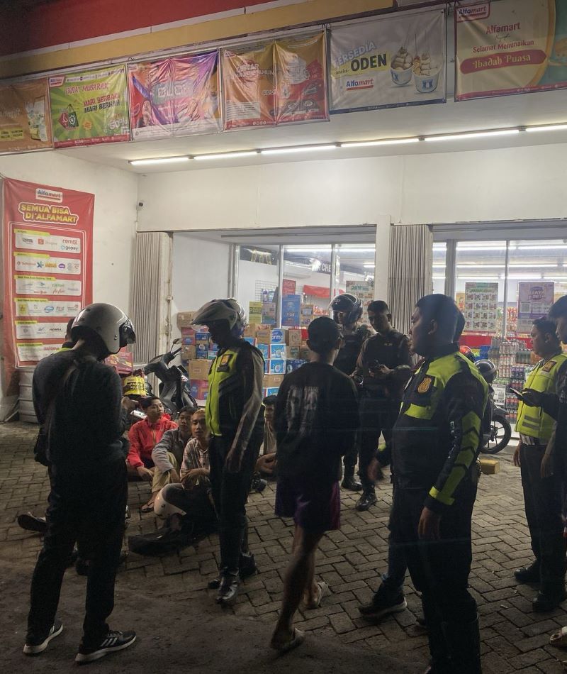 BIKIN RIUH: Polisi membawa pelajar yang terlibat balap lari di Jalan Muria Raya ke Mapolres Mojokerto Kota, kemarin.