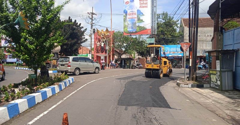DIASPAL ULANG: Pekerja melakukan tambal sulam di Jalan Brawijaya, Kota Mojokerto, kemarin.