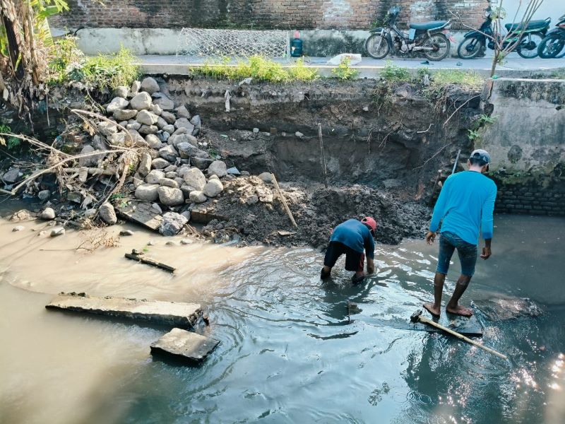 BAHU MEMBAHU: Warga Dusun Gayaman membangun tanggul bronjong di sungai yang terkikis akibat derasnya aliran sungai selama musim penghujan, Minggu (2/3).