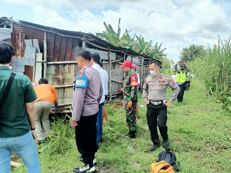 OLAH TKP: Petugas kepolisian melakukan olah TKP lokasi awal korban terperosok di saluran irigasi sekitar gudang rosok, Selasa (18/3).