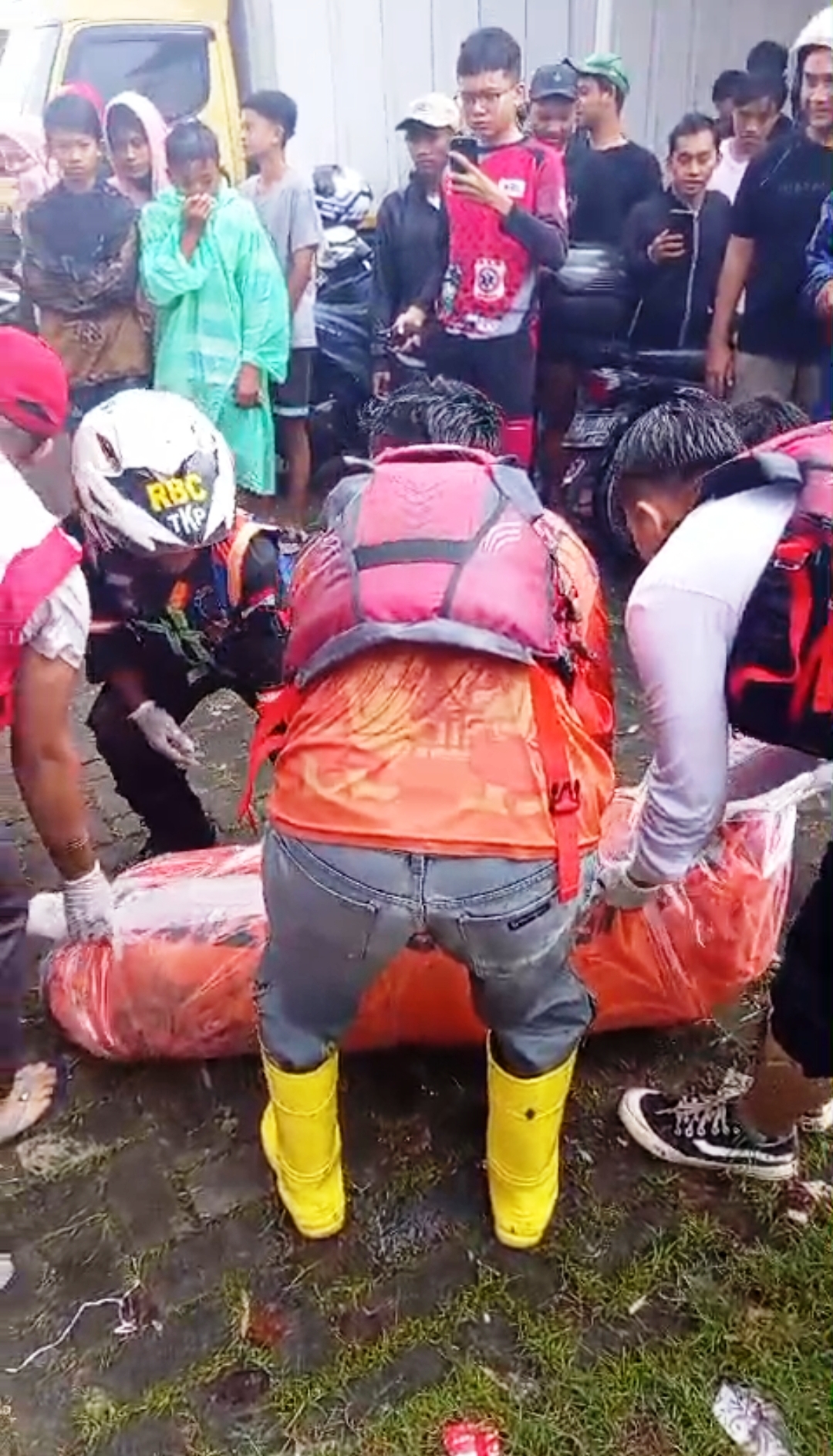 MISTERIUS: Kepolisian dibantu relawan mengavekuasi jasad misterius yang ditemukan di anak Sungai Sadar di Desa Gayaman, Kecamatan Mojoanyar, kemarin (18/3).