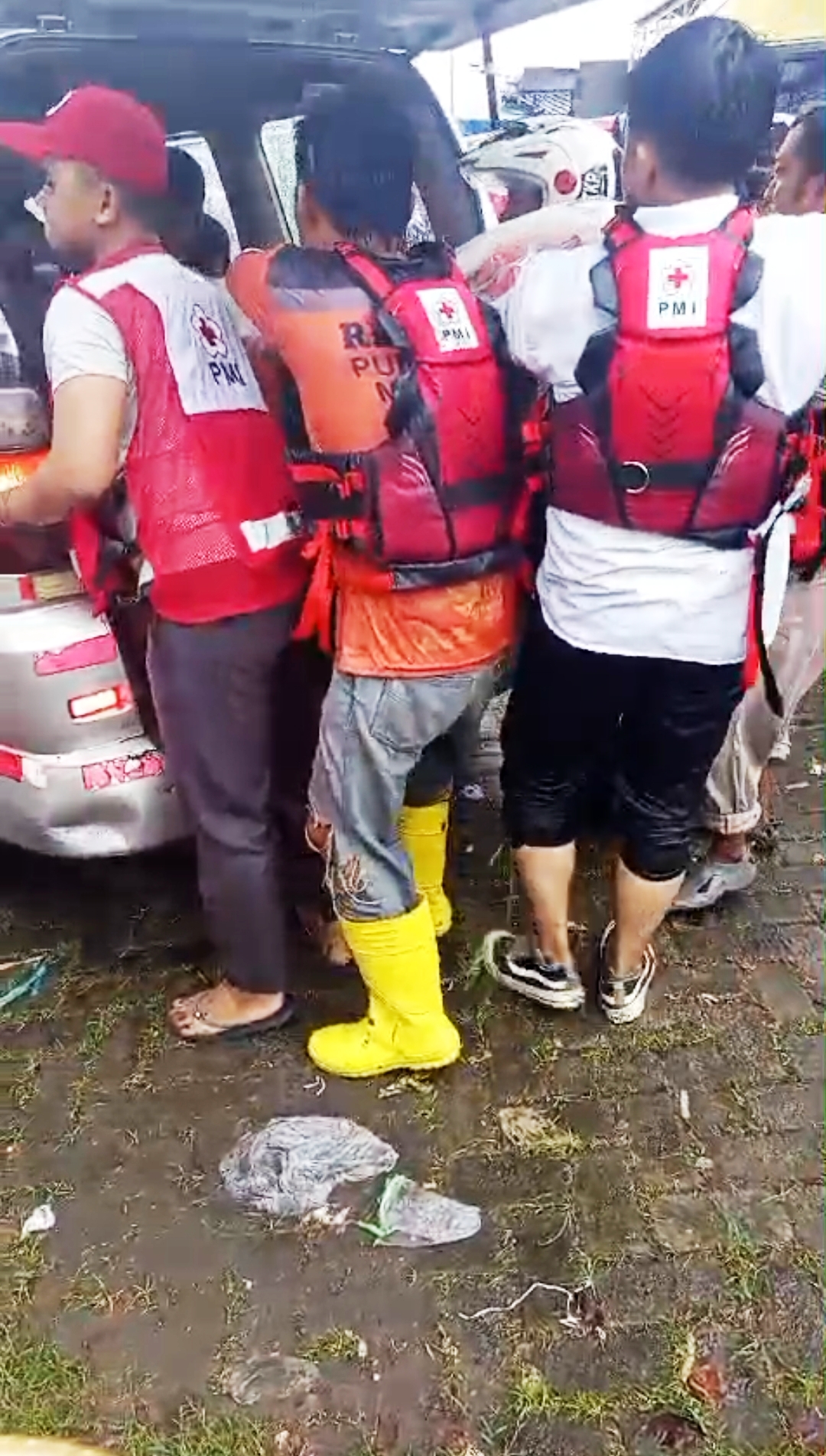 MISTERIUS: Kepolisian dibantu relawan mengavekuasi jasad misterius yang ditemukan di anak Sungai Sadar di Desa Gayaman, Kecamatan Mojoanyar, kemarin (18/3).
