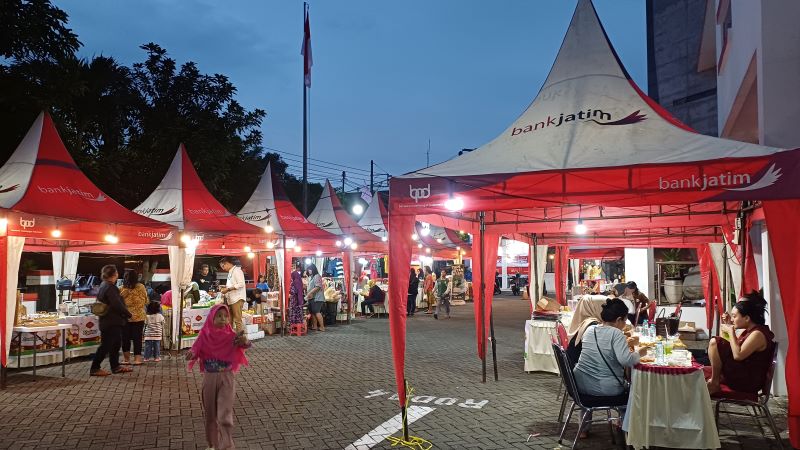 BAZAR UMKM: 25 stan UMKM binaan Bank Jatim Cabang Mojokerto yang menyediakan berbagai kebutuhan.