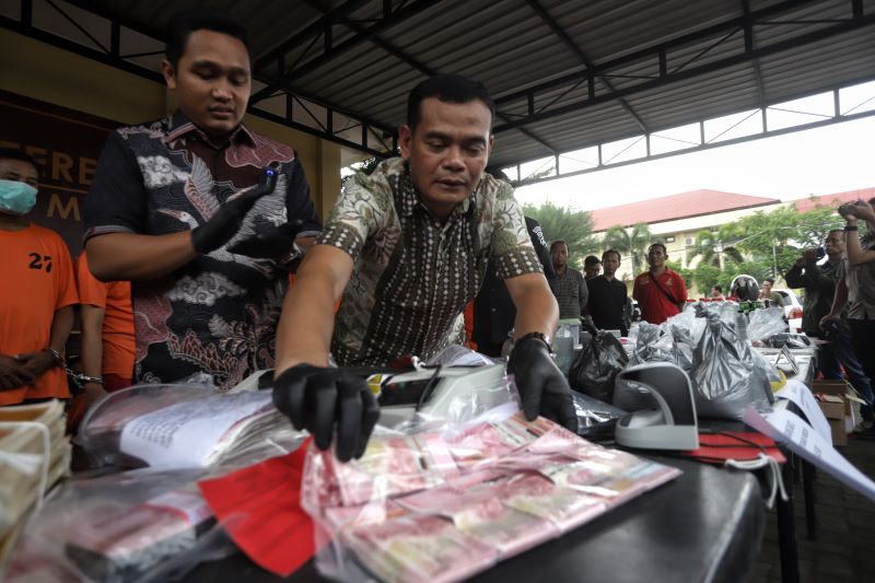 DIDALAMI: Petugas menunjukkan barang bukti uang palsu dalam pers rilis di Mapolres Mojokerto pekan lalu.