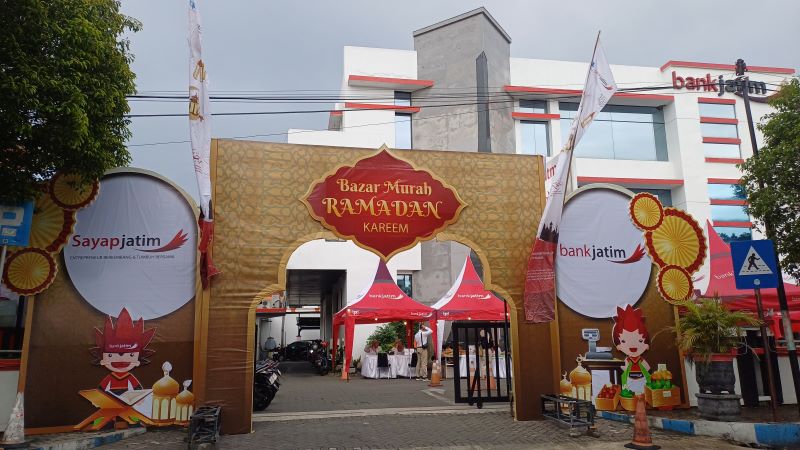 MEGAH: Tempat Bazar Murah Bank Jatim Cabang Mojokerto yang ramai dipadati pengunjung.