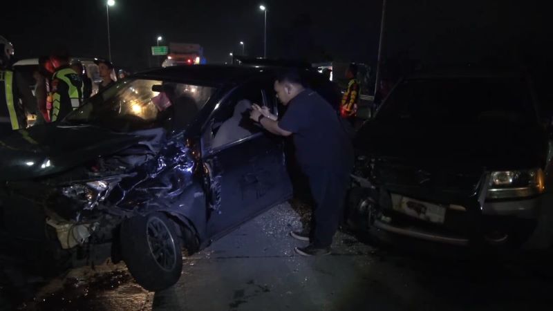LIBATKAN EMPAT KENDARAAN: Petugas melakukan penanganan kecelakaan di Jalan Bypass, Kota Mojokerto, Selasa (18/3) malam.