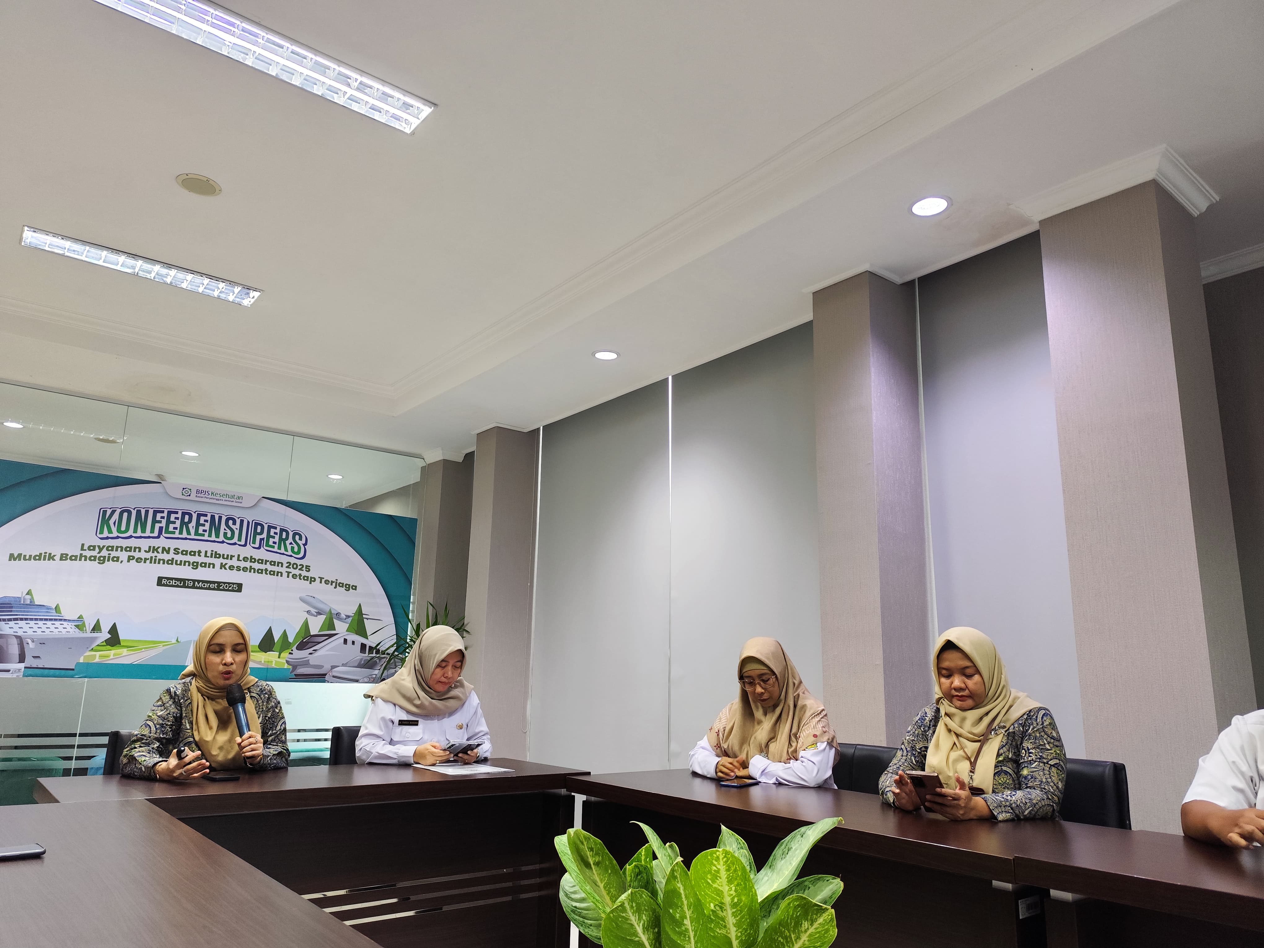 SIAGA MELAYANI: Kepala BPJS Kesehatan Cabang Mojokerto Elke Winasari menyampaikan keterangan pers jelang libur Lebaran, Rabu (19/3).