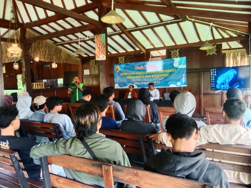 FOKUS: Para peserta pelatihan pengelolaam sampah sedang menyimak pembicara di Paseban Agung Trawas Desa Kuripansari, Kecamatan Pacet