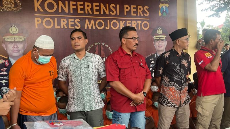 TERTUNDUK: Pelaku (baju tahanan) tak berbuat banyak saat dipajang petugas dalam koferensi pers pekan lalu.