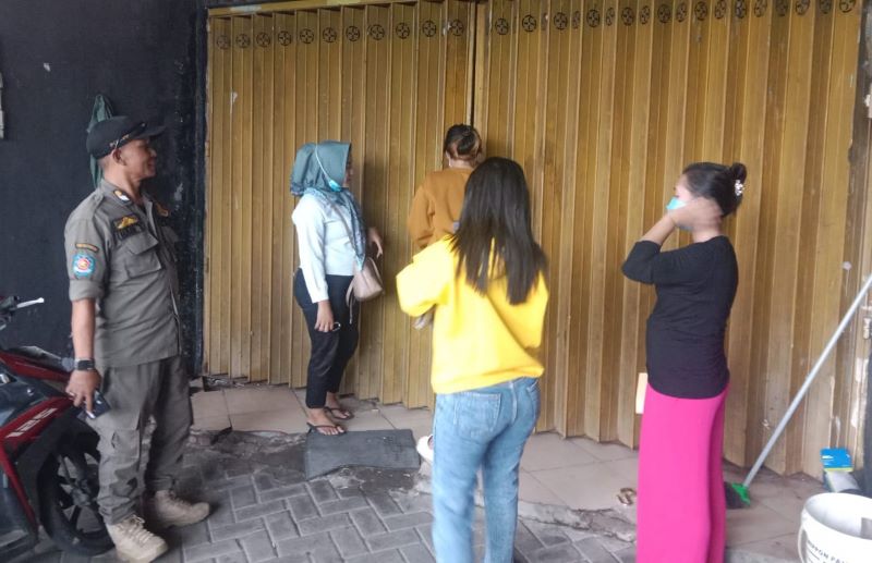 DIAWASI: Petugas Satpol PP bersama kepolisian menyisir mendatangi dua tempat hiburan malam di Dlanggu dan Puri pada Senin (17/3).