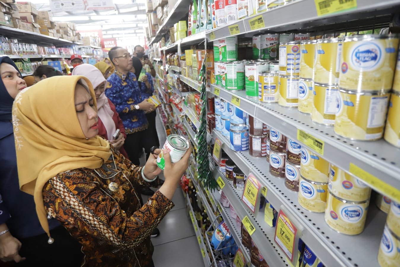 CEK: Wali Kota Mojokerto Ika Puspitasari bersama Sekdakot Gaguk Try Prasetyo meninjau swalayan, Kamis (20/3). Sidak itu  guna cek makanan minuman serta jajanan layak konsumsi jelang Lebaran.