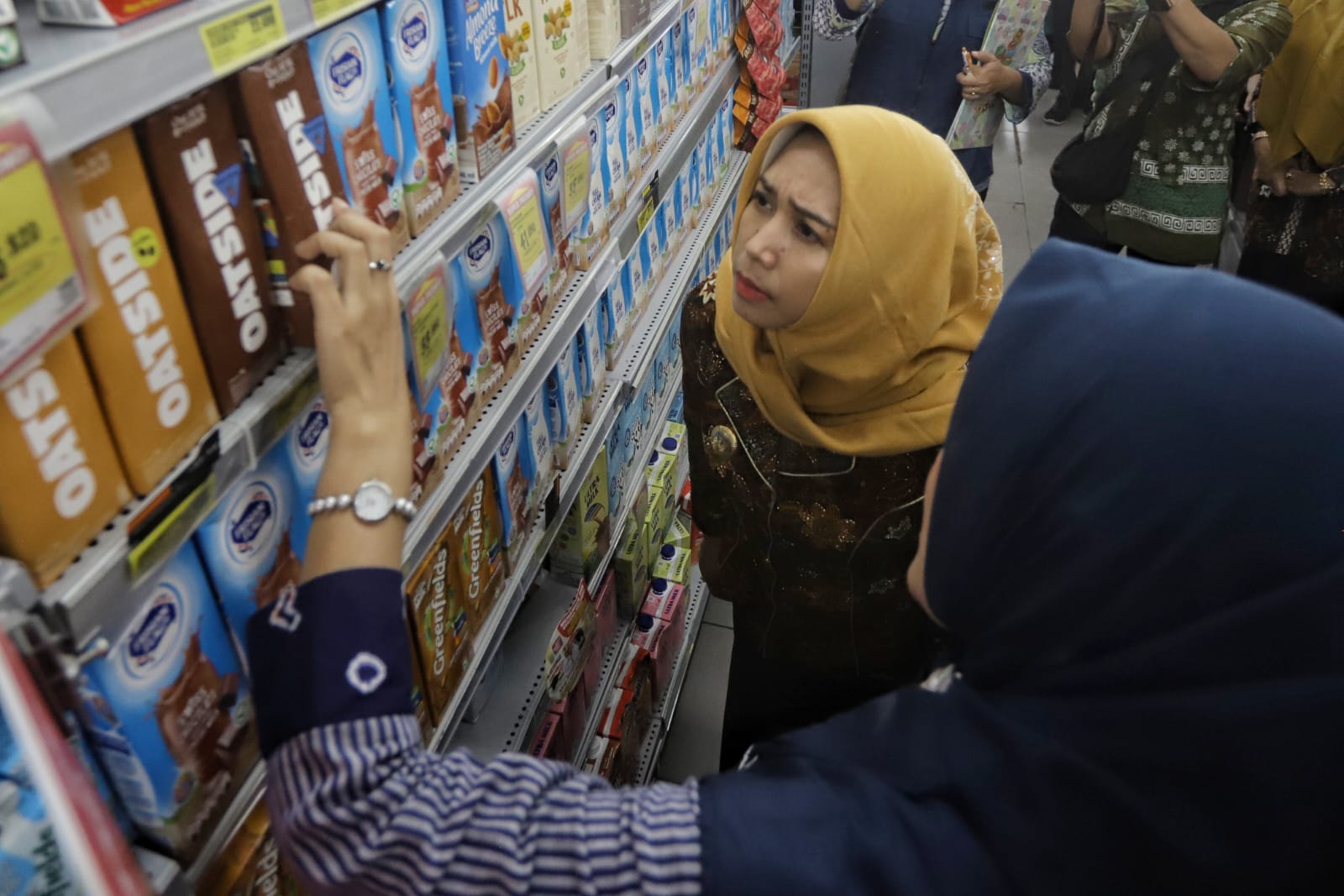 CEK: Wali Kota Mojokerto Ika Puspitasari bersama Sekdakot Gaguk Try Prasetyo meninjau swalayan, Kamis (20/3). Sidak itu  guna cek makanan minuman serta jajanan layak konsumsi jelang Lebaran.