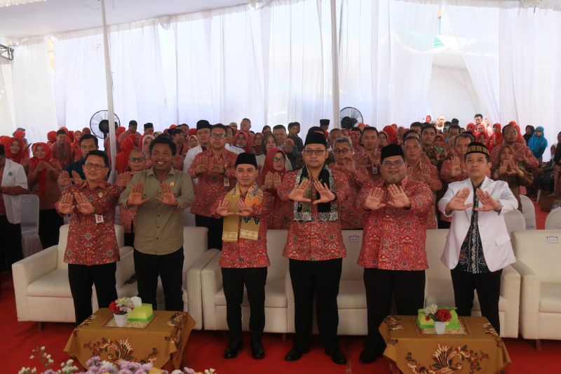 BUKTI NYATA: Bupati Muhammad Albarraa dan segenap undangan foto bersama seusai peluncuran inovasi RSUD RA Basoeni.