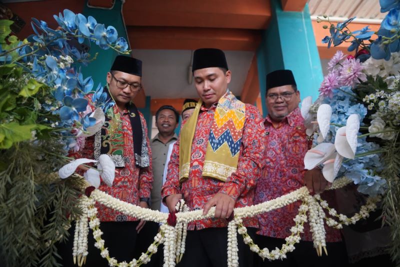 BEROPERASI: Bupati Muhammad Albarraa didampingi Wakil Bupati M. Rizal Oktavian dan Direktur RSUD RA Basoeni dr Rasyid Salim, menggunting pita peresmian unit dialisis, kemarin (19/3).