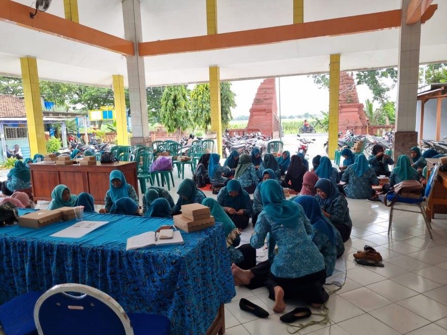 EKONOMI KREATIF: Anggota TP PKK Desa/Kecamatan Jetis saat mengikuti pelatihan kerajinan tangan.