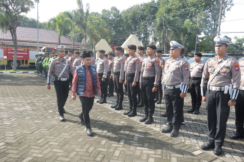 SIAP BERTUGAS: Bupati Mojokerto Muhammad Albarraa mengecek kesiapan personel pada apel gelar pasukan Operasi Ketupat Semeru 2025 di Mapolres Mojokerto, kemarin (20/3).