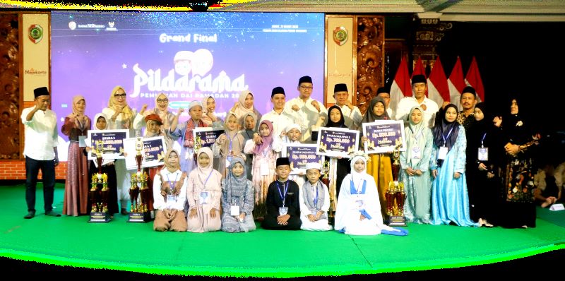 GRAND FINAL: Para pemenang Pildarama #4 Jawa Pos Radar Mojokerto bersama Bupati Mojokerto Muhammad Albarra (belakang, tujuh dari kiri), Wabup dr. Muhammad Rizal Oktavian (enam dari kanan), Sekdakab