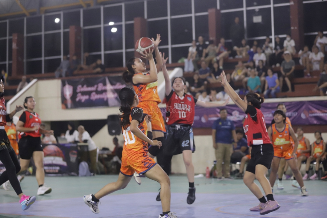 MENDOMINASI: Penampilan Angel dkk dari tim basket putri Porprov Kota Mojokerto (kaos oranye) menguasai jalannya pertandingan melawan tim Porprov Sidoarjo, Kamis (20/3).