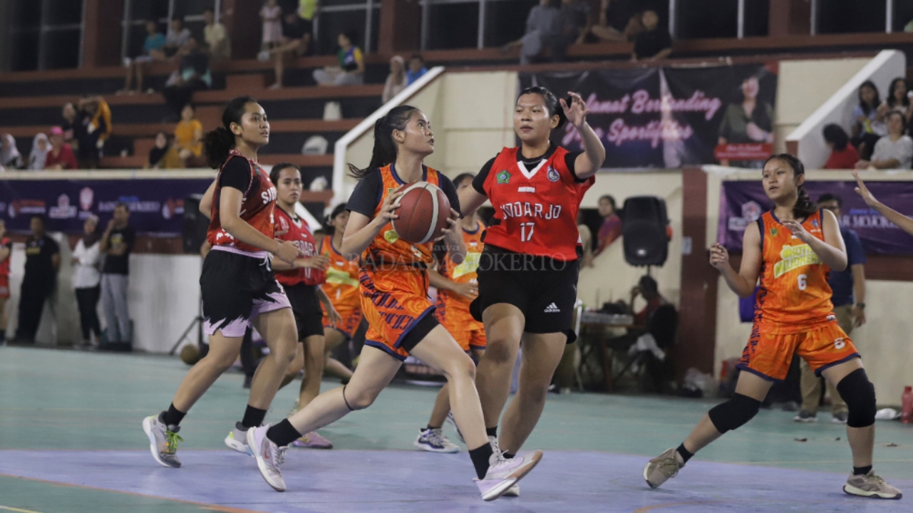 KONTROL PERMAINAN: Penampilan Angel dkk dari tim basket putri Porprov Kota Mojokerto (kaos oranye) menguasai jalannya pertandingan melawan tim Porprov Sidoarjo, Kamis (20/3).