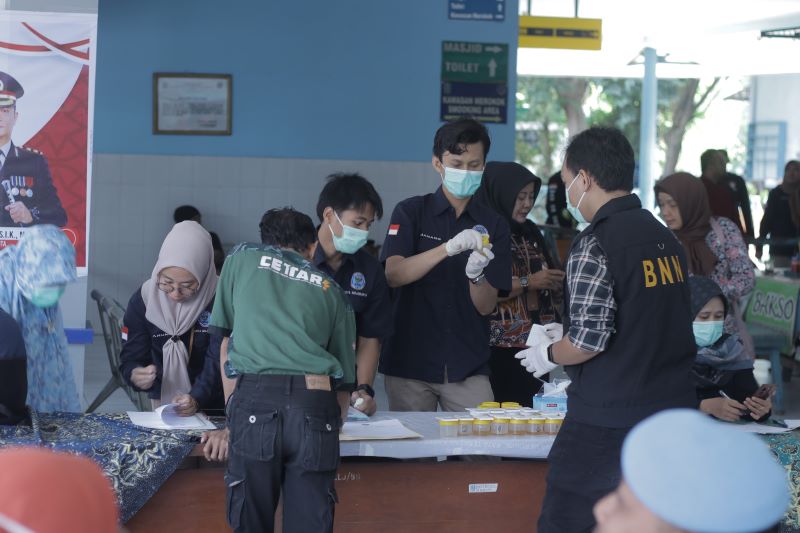 CEGAH NARKOBA: Petugas melakukan tes urine terhadap sopir bus di Terminal Kertajaya, Kota Mojokerto, kemarin.