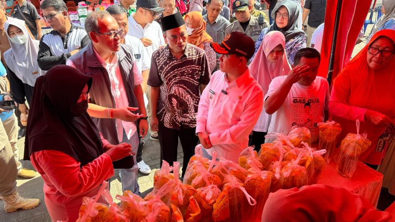 STABILISASI: Bupati Mojokerto Muhammad Albarraa bersama Wabup M. Rizal Oktavian dan Wakil Ketua DPRD Khoirul Amin meninjau pelaksanaan Pasar Murah Ramadhan Berkah di halaman Pendapa Kecamatan Jetis,
