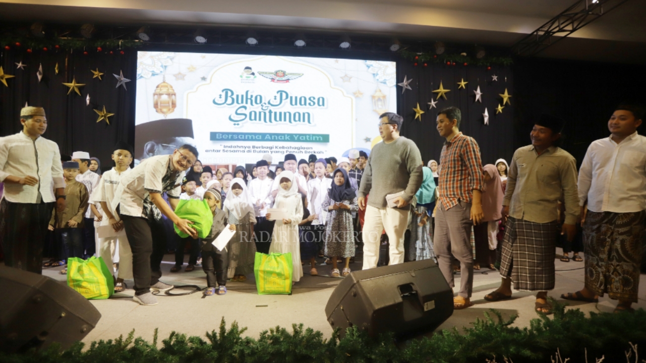BERBAGI: Gusdurian Mojokerto memberikan santunan kepada anak yatim di Gereja Tabernakel Kota Mojokerto, Selasa (18/3).