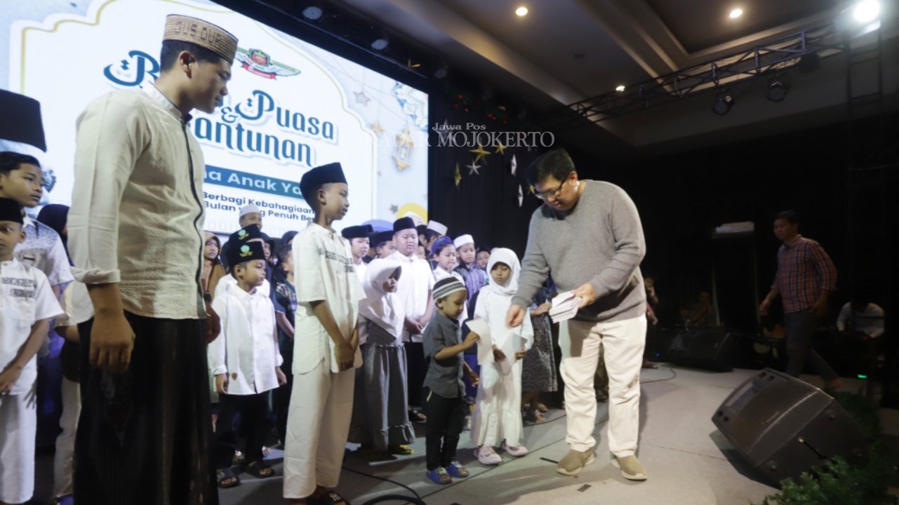 SANTUNAN: Pengurus Gereja Bethel Tabernakel Kota Mojokerto, Ivan Moher menyantuni anak yatim.