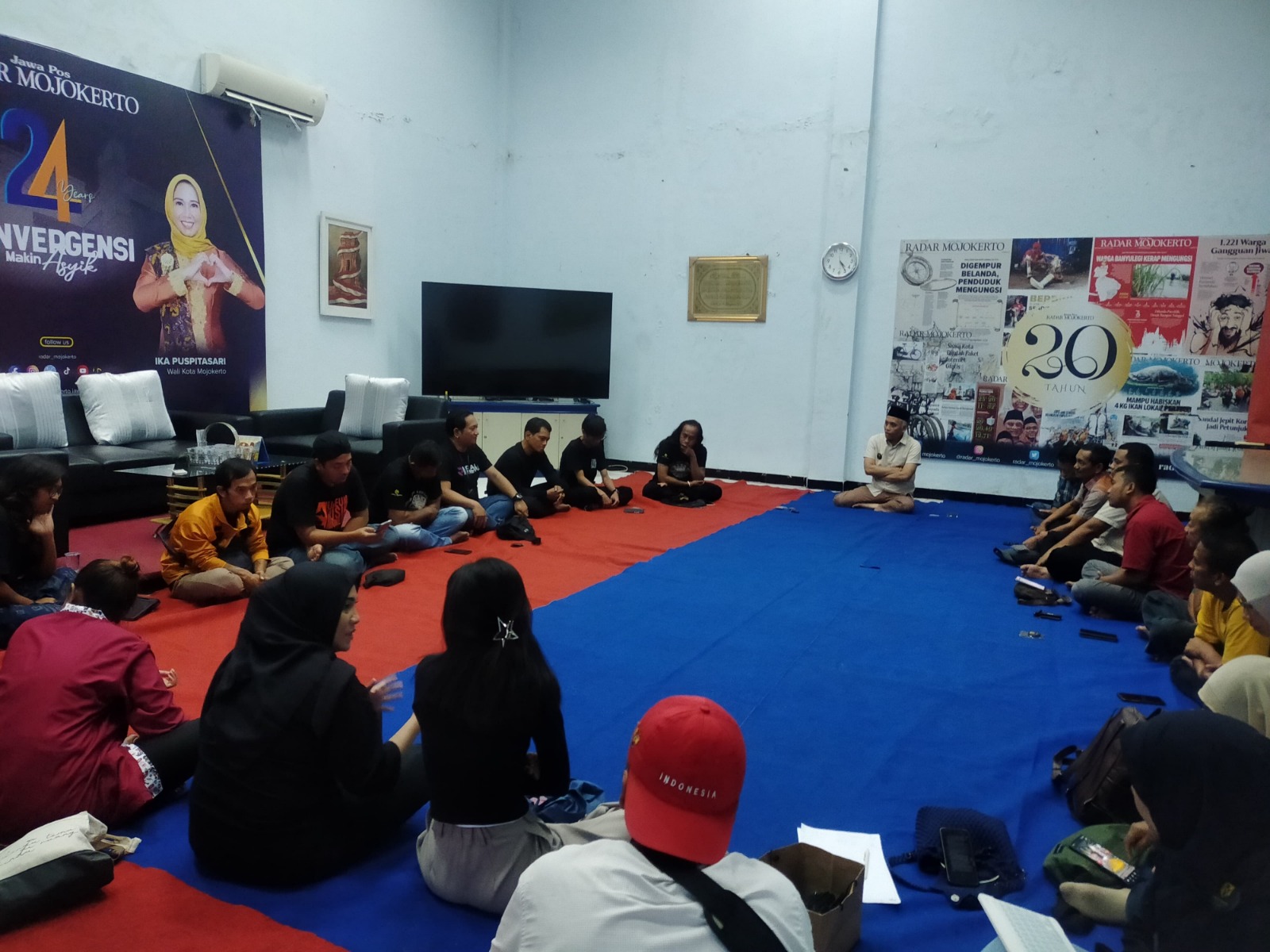 DISKUSI: Pengurus dan anggota KAUJE Korda Mojokerto Raya berembuk bareng para pegiat wisata Majapahitan di aula kantor Jawa Pos Radar Mojokerto, Sabtu (23/3).