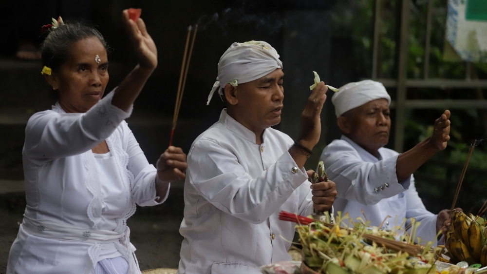 JELANG NYEPI: Pandita Hindu memimpin upacara Melasti di Patirtaan Jolotundo, Kecamatan Trawas, Kabupaten Mojokerto, Minggu (23/3).