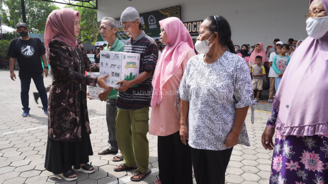 PAKET SEMBAKO: Wali Kota Mojokerto Ika Puspitasari menyerahkan paket Sembako dari Gempita kepada warga di GBI ROCK Mojokerto, Jalan Mojopahit, Kota Mojokerto, Minggu (23/3).