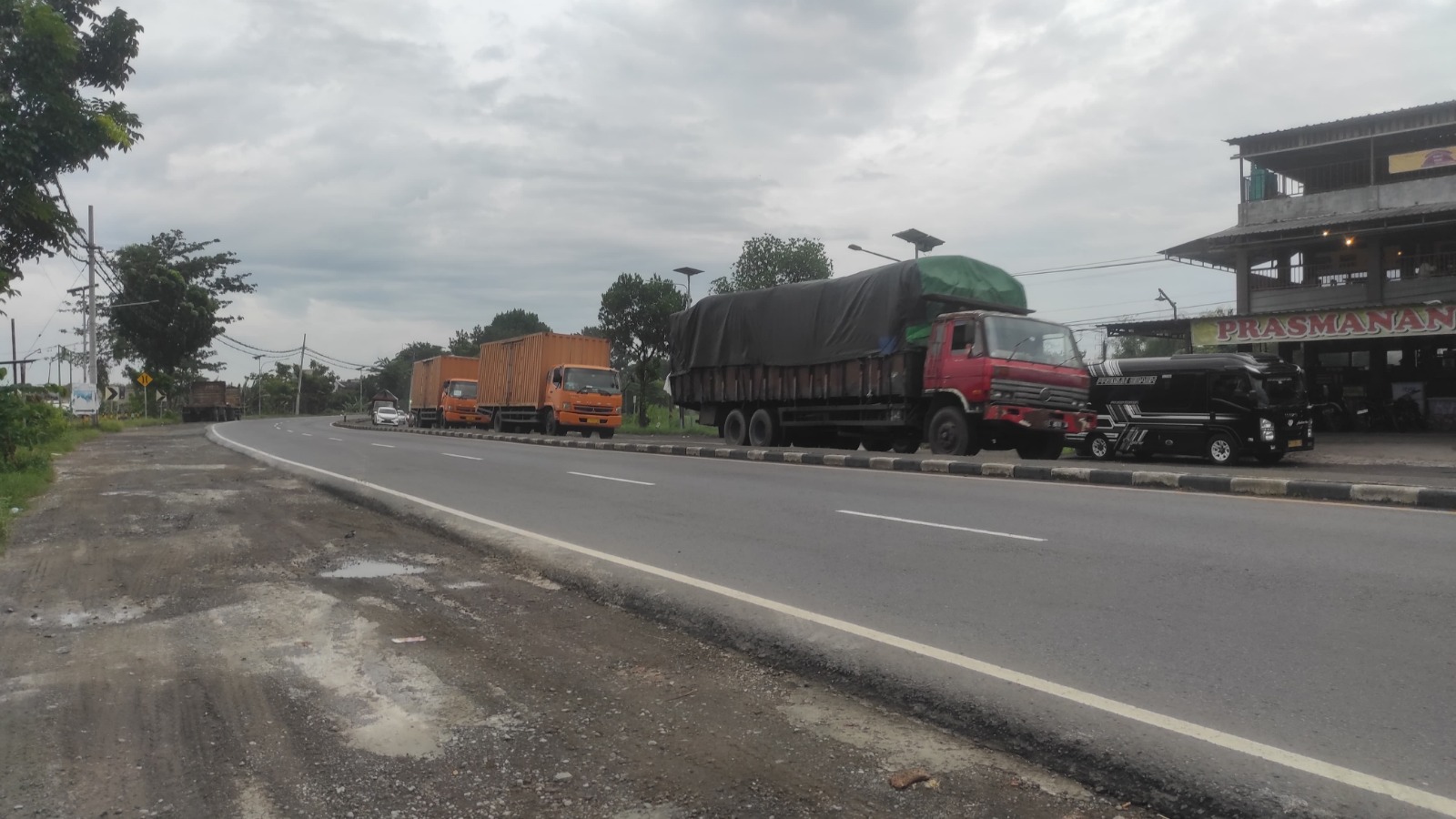 TAK DIBATASI: Sejumlah truk pengangkut barang leluasa melintas di jalur trans nasional bypass Mojokerto, Desa Kenanten Kecamatan Puri, kemarin.
