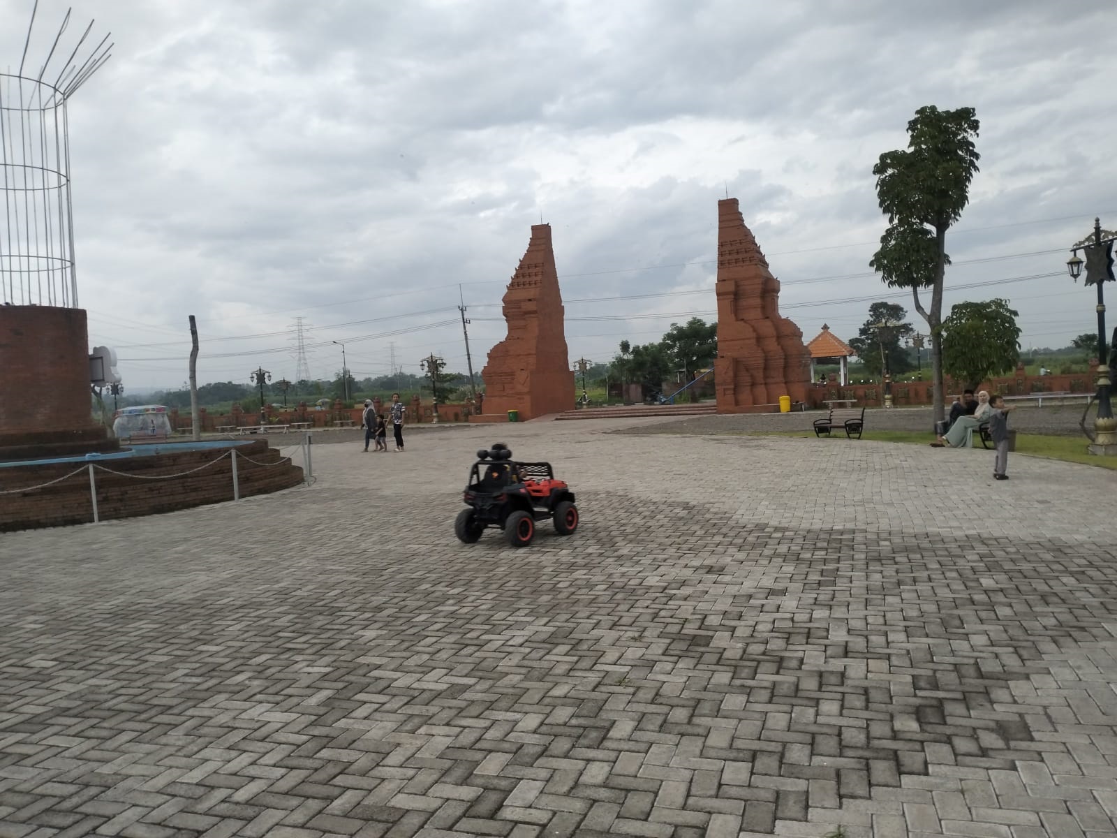 IKONIK: Warga menikmati sore hari di Taman Mojo Kepuh Park yang dibangun Pemkab Mojokerto di Desa Sedati, Kecamatan Ngoro.