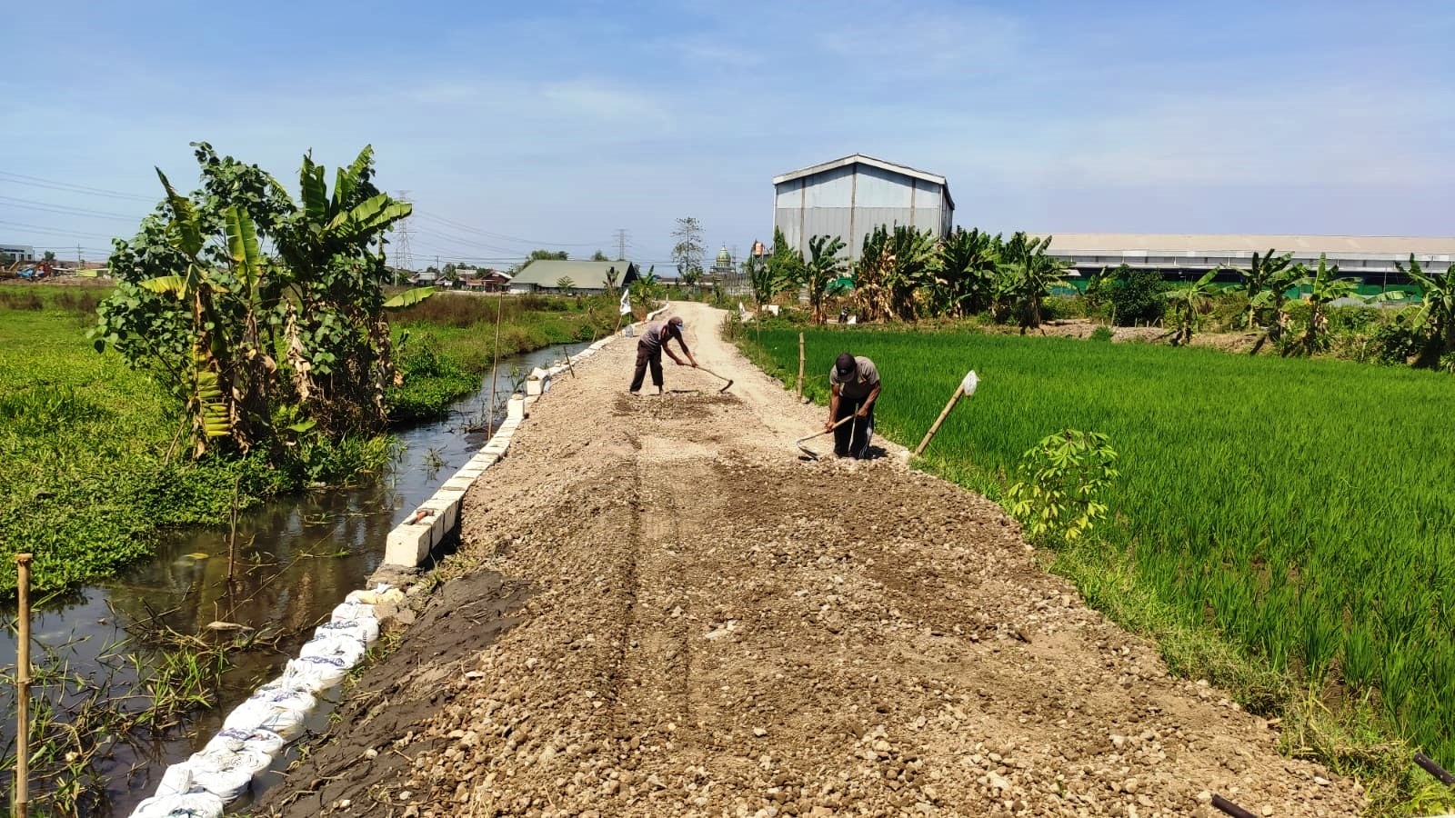 PERMUDAH AKSES: Sejumlah pekerja meratakan tanah di ruas jalan baru yang dibuka sejak tahun 2022.