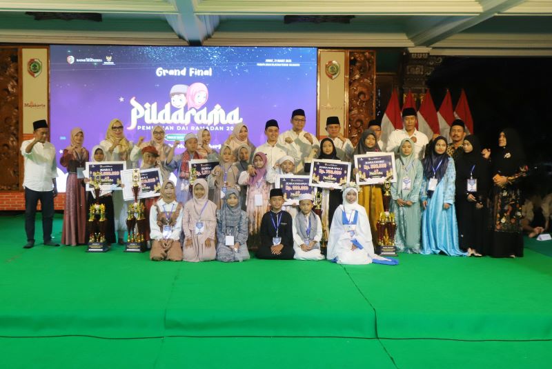 BENTUK KARAKTER: Bupati Muhammad Albarraa menyerahkan hadiah pada siswa pemenang event Pildarama yang digelar Jawa Pos Radar Mojokerto, Jumat (21/3). Pemkab saat ini tengah menyusun rencana kurikulum
