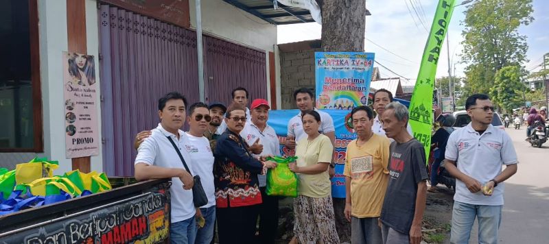 MURAH MERIAH: Pengurus BUMDes Gematera menjual paket sembako murah bagi warga Desa Seduri selama dua hari.