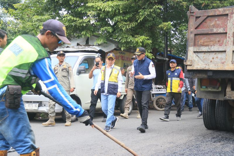 TURUN LANGSUNG: Bupati Mojokerto Muhammad Albarraa didampingi Kepala Dinas PUPR Kabupaten Mojokerto, Rinaldi Rizal Sabirin, pastikan kesiapsiagaan jalur mudik dan libur Lebaran di wilayah Kabupaten.