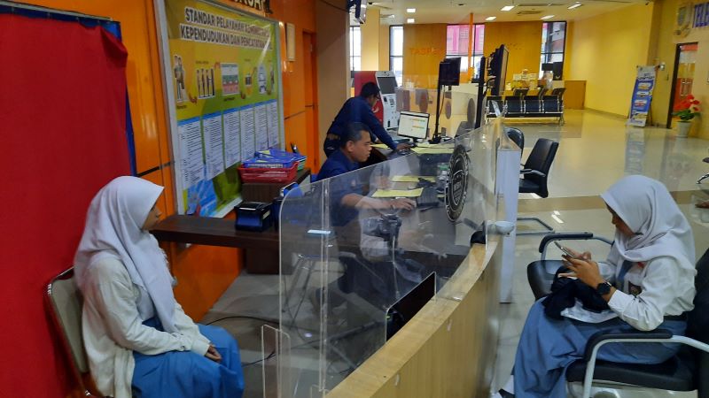 ADMINDUK: Pelajar jenjang SMA melakukan perekaman e-KTP di konter layanan Dispendukcapil Kota Mojokerto di MPP Gajah Mada, beberapa waktu lalu.