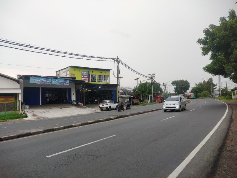 LENGANG: Ruas jalan Bypass Mojokerto terpantau lengang pada Minggu (23/3). Belum terjadi lonjakan jumlah kendaraan meski telah memasuki masa mudik.