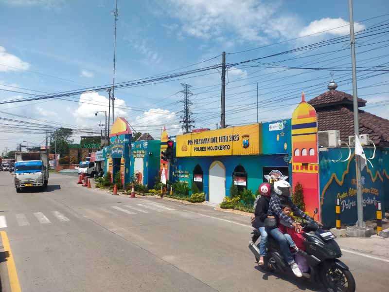 TITIK SIMPUL: Pos pelayanan (posyan) di Simpang 5 Kenanten, Kecamatan Puri, didirikan untuk mendukung kelancaran arus mudik dan balik Lebaran.
