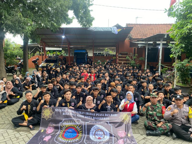 SOLID: Ratusan pendekar PSHW Mojokerto foto bersama Ketua DPRD Kota Mojokerto Ery Purwanti (tiga dari kanan) di kantor Kelurahan Meri sebelum membagikan takjil, Sabtu (22/3).
