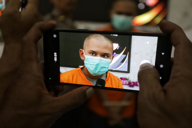 DIKENAL KEJAM: Sosok ayah tiri yang diduga menganiaya bocah SD kini menjalani proses hukum di Mapolres Mojokerto Kota.