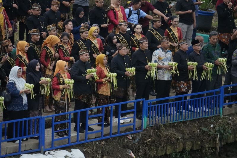 PENUH MAKNA: Wali Kota Mojokerto Ika Puspitasari bersama Wawali Rachman Sidharta Arisandi wakil beserta jajaran forkopimda dan pimpinan OPD melarungkan Tirta Amerta ke sungai Ngotok dalam Mojotirto.