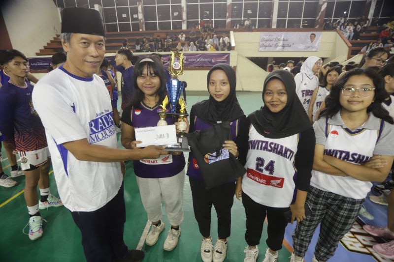 BERKUALITAS: Direktur Jawa Pos Radar Mojokerto M. Nur Kholis menyerahkan trofi kepada juara.