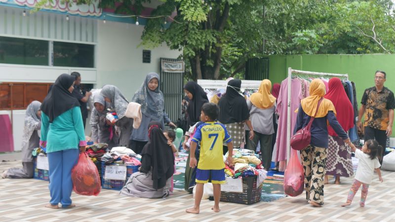 ANTUSIASME: Masyarakat sekitar SIT Permata Mojokerto berdatangan ke Bazar Barbeku di halaman Masjid Miftahul Ilmi, Senin (24/3).