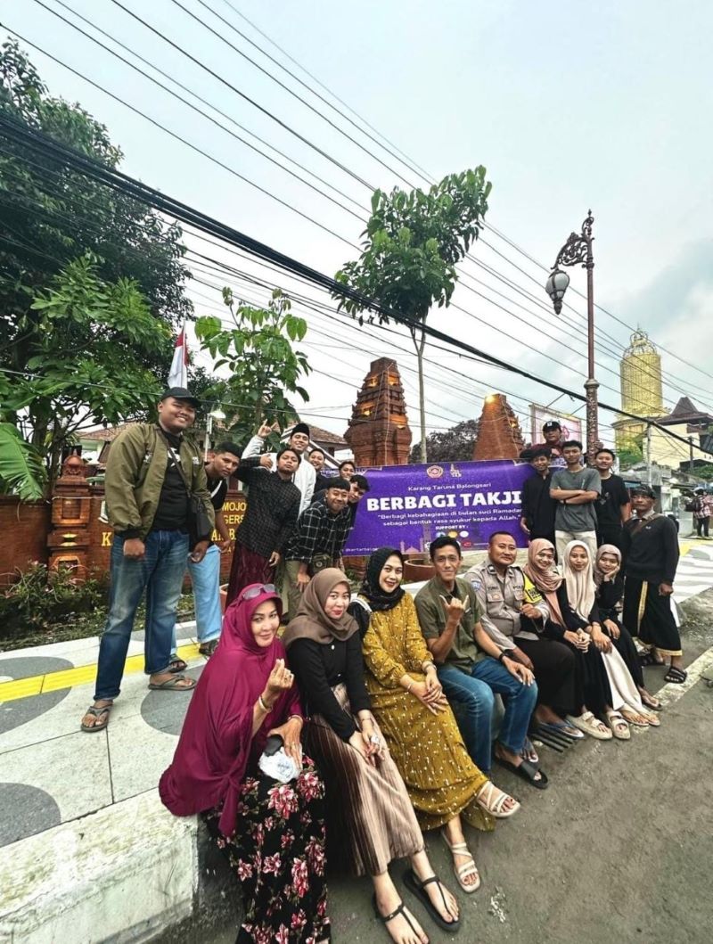 BUKA PUASA: Kader TP PKK Kelurahan Balongsari, Kecamatan Magersari membagikan paket makanan sebagai takjil buka puasa di depan Kantor Kelurahan Balongsari, Jalan Empunala, Jumat (21/3).