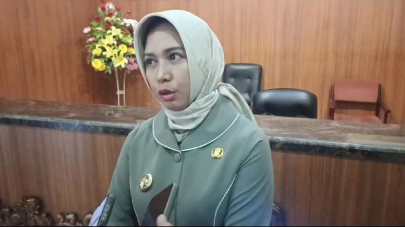 BEBER KETERANGAN: Wali Kota Mojokerto Ika Puspitasari saat menyampaikan keterangan terkait molornya pencairan TPP ASN dan honor GTT-PTT, Senin (24/3).