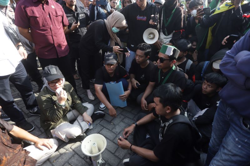 SATU SUARA: Ketua DPRD Kabupaten Mojokerto Ayni Zuroh menemui mahasiswa saat menggelar aksi menuntut revisi UU TNI di depan gedung dewan, kemarin (25/3).
