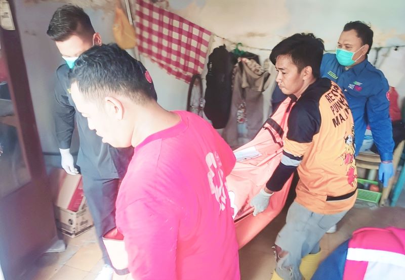 NAHAS: Petugas mengevakuasi jenazah lansia di Magersari Gang 5, Kota Mojokerto, kemarin.