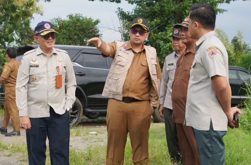 WASPADA: Wakil Bupati Mojokerto M. Rizal Octavian bersama kepala BPBD dan kades Tempuran saat sosialisasi sekaligus launching EWS, Senin (24/3).