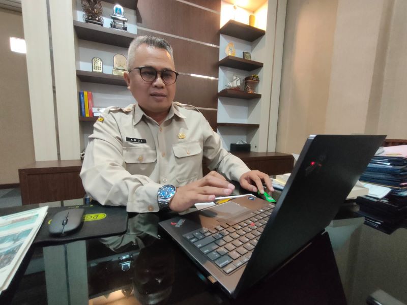 OPTIMISTIS: Kepala Bapenda Kabupaten Mojokerto Ardi Sepdianto menunjukkan pencapaian dan target PAD 2025. Pada triwulan pertama ini PAD berhasil melampaui target.